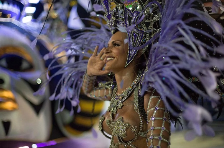 20 Mouth Droping Photos of Brazilian Dancers in Sparkly G-Strings and Skimpy Wears as They Flood The Street For Rio Carnival [Photos]