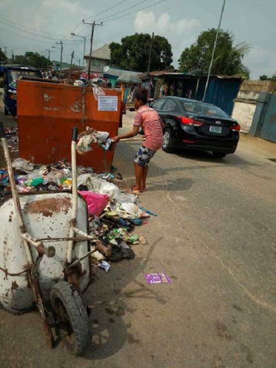 Lady Caught Dumping A Refuse On The Ground Besides Half Empty Bin In Calabar Ordered To Clear Up A Dumping Site [Photos]