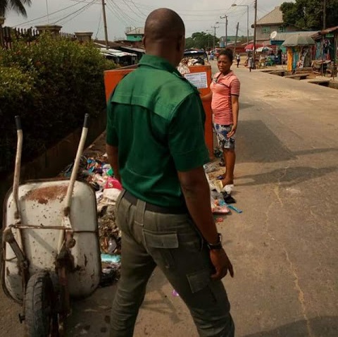 Lady Caught Dumping A Refuse On The Ground Besides Half Empty Bin In Calabar Ordered To Clear Up A Dumping Site [Photos]