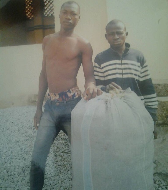 “We Are Proud Thieves, Don’t Call Us Robbers” – Two Convicted Criminals Protest in Court [Photo]