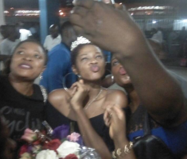 #BBNaija: Fans Troop Out to Welcome, Ahneeka as She Arrives Lagos