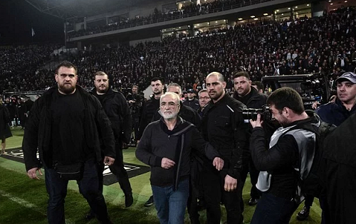 Ivan Savvidis, the chairman of Greek club PAOK, confronts referee on the pitch with a gun [photos]