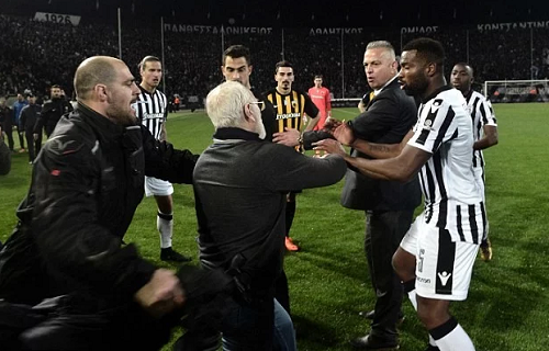 Ivan Savvidis, the chairman of Greek club PAOK, confronts referee on the pitch with a gun [photos]