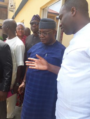 You Need to See the Crowd That Followed Edo PDP Chairman to Police Station Over ‘Rice Diversion’ Saga
