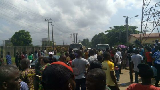 You Need to See the Crowd That Followed Edo PDP Chairman to Police Station Over ‘Rice Diversion’ Saga