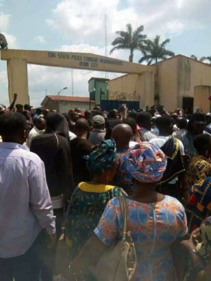 You Need to See the Crowd That Followed Edo PDP Chairman to Police Station Over ‘Rice Diversion’ Saga