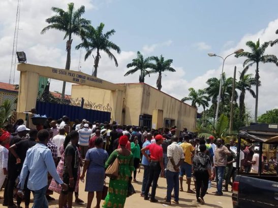 You Need to See the Crowd That Followed Edo PDP Chairman to Police Station Over ‘Rice Diversion’ Saga
