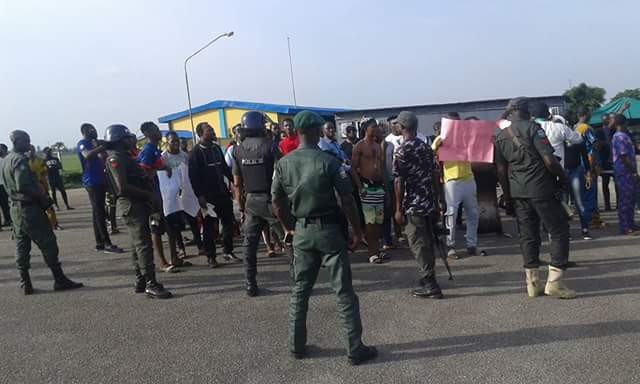 APC and PDP youths, supporters fights dirty at Benin Airport over motion moved by Senator Matthew Urhoghide to impeach Buhari [photos]