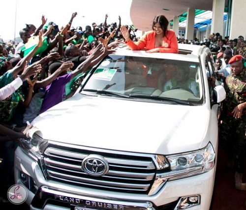 Omotola Jalade-Ekeinde almost mobbed By Fans In Sierra Leone [Photos]