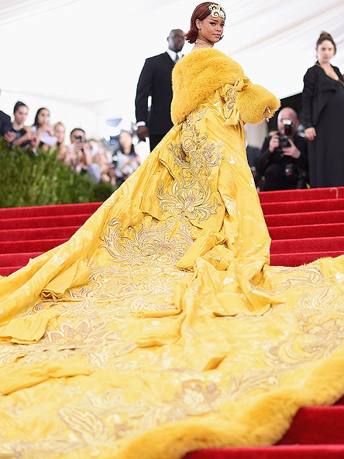 2018 Met Gala: Rihanna Wears Elaborate Dress And Papal Mitre To 2018 Met Gala