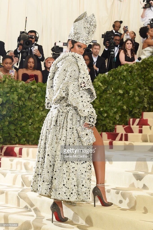 2018 Met Gala: Rihanna Wears Elaborate Dress And Papal Mitre To 2018 Met Gala