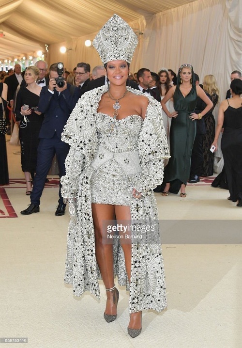 2018 Met Gala: Rihanna Wears Elaborate Dress And Papal Mitre To 2018 Met Gala