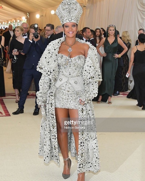 2018 Met Gala: Rihanna Wears Elaborate Dress And Papal Mitre To 2018 Met Gala