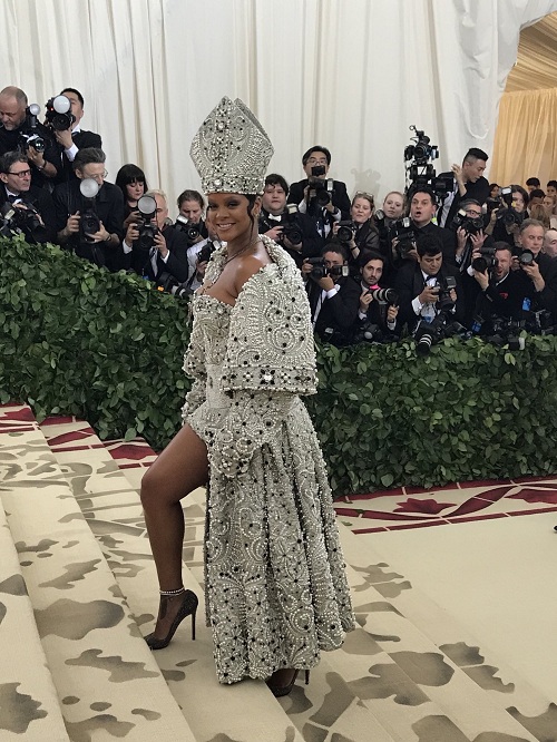 2018 Met Gala: Rihanna Wears Elaborate Dress And Papal Mitre To 2018 Met Gala
