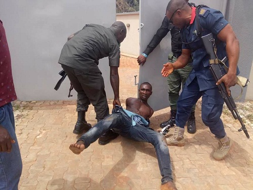 You Need To See What Happened To Robber Who Tried To Steal Car Near Diamond Bank In Awka