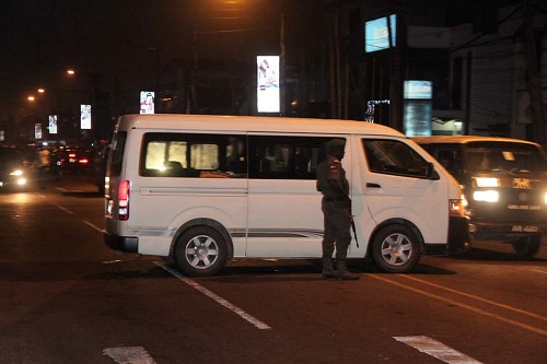 EFCC arrests 10 yahoo boys ,recover 10 exotic cars at Lagos night club [photos]