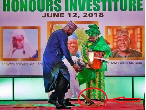 Photos of President Buhari as He bend to Assist Late Gani Fawehinmi’s Wife, With an Item That Fell on the Floor [Photos]