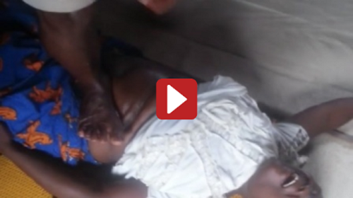 UNBELIEVABLE! Shocking Video of Traditional Doctors Forcing a Child Out Of a Woman Who Has Been Pregn@Nt for Seven Years With THEIR Legs