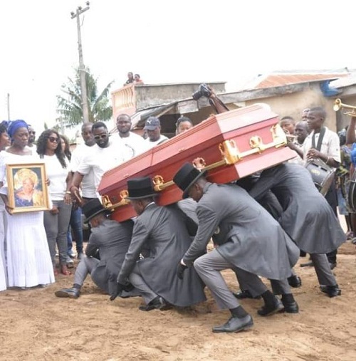 More Photos: Mercy Johnson In Tears As She Buries Her Mom