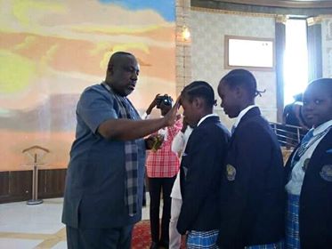 Governor Okorocha Anoints Worshipers during Church Service in Imo [Photos]