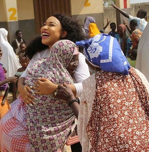 Adorable Photos of Tonto Dikeh Feeding Fulani Children on the Street 