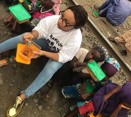 Adorable Photos of Tonto Dikeh Feeding Fulani Children on the Street 