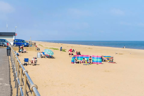 Couple Caught Having Cex on Packed Beach In Front Of Shocked Families [Photos]