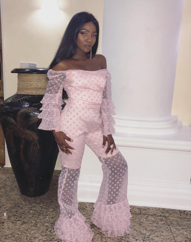 Singer Simi, Kneels On Stage To Greet Music Legend, Lagbaja [Photos]