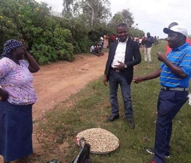 2109 ELECTION: Plateau State Governor, Simon Lalong Patronizes a Groundnut Seller in Jos [Photos]