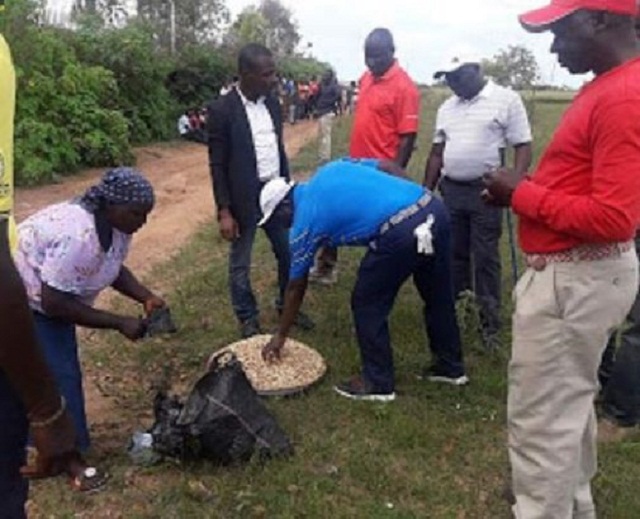 2109 ELECTION: Plateau State Governor, Simon Lalong Patronizes a Groundnut Seller in Jos [Photos]