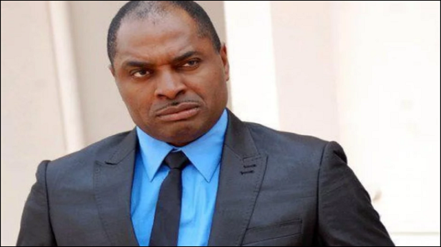 Angry Nigerians Digs out Photo of Actor Kenneth Okonkwo ‘Knelling’ Before Goodluck Jonathan as People Continue to Blast Him for Supporting Buhari [photos]
