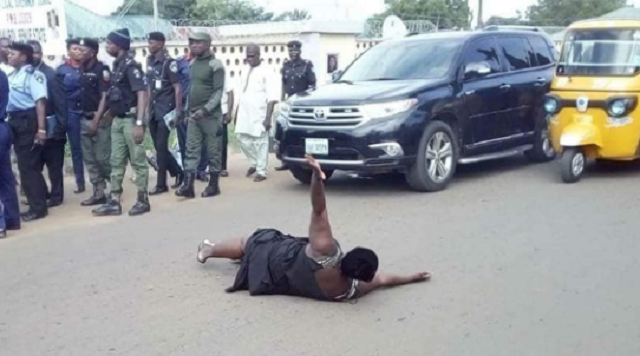 Devastated Woman Lays In the Middle the Road Crying In Makurdi to Protest 13 Months Unpaid Salary [Photos]