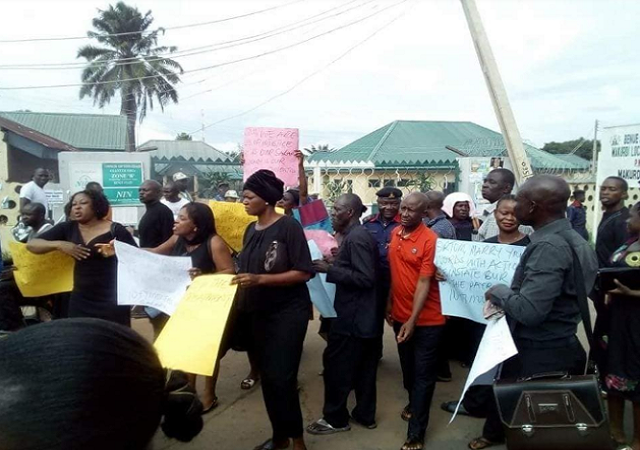 Devastated Woman Lays In the Middle the Road Crying In Makurdi to Protest 13 Months Unpaid Salary [Photos]