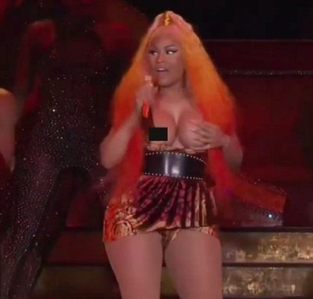 Made In America Festival: Nicki Minaj Suffers Major Wardrobe Malfunction [Photos/Video]