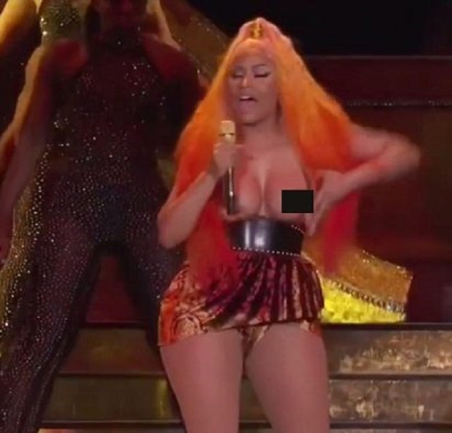 Made In America Festival: Nicki Minaj Suffers Major Wardrobe Malfunction [Photos/Video]