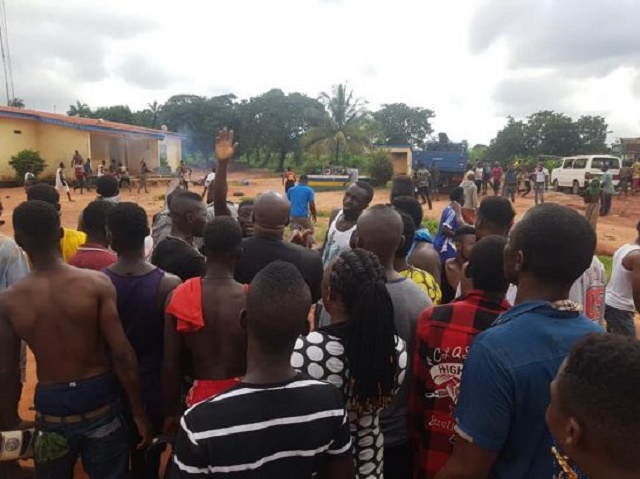 Serious Tension in Anambra! Policemen Flee As Angry Youths Attack Police Station