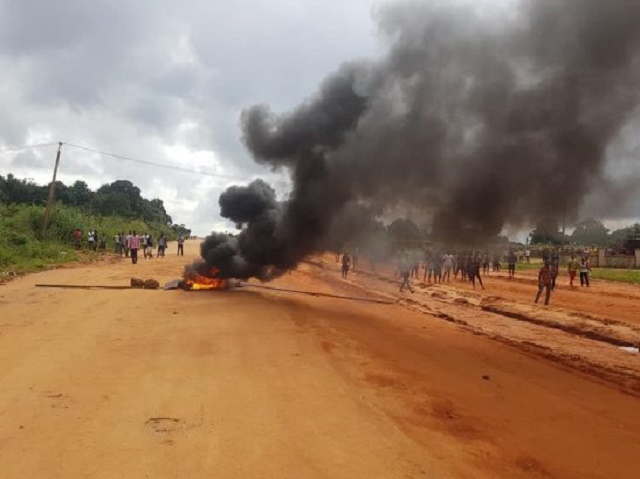 Serious Tension in Anambra! Policemen Flee As Angry Youths Attack Police Station