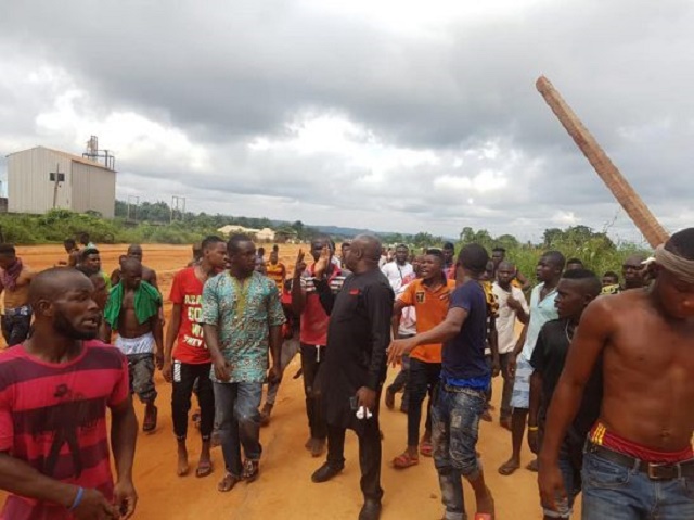 Serious Tension in Anambra! Policemen Flee As Angry Youths Attack Police Station