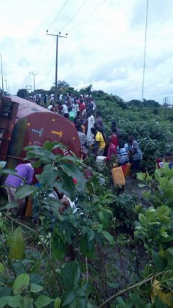 More Photos of Careless Residents Scooping Fuel from a Tanker That Bashed With Police Van in Akwa Ibom