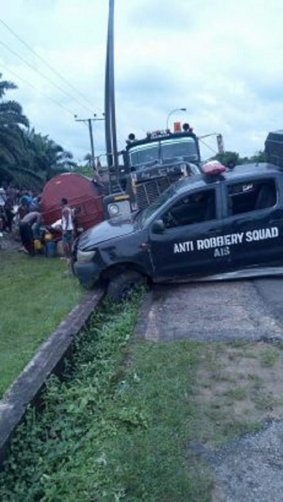 More Photos of Careless Residents Scooping Fuel from a Tanker That Bashed With Police Van in Akwa Ibom