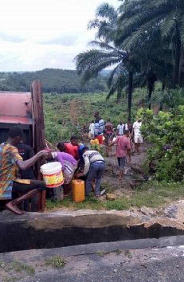 More Photos of Careless Residents Scooping Fuel from a Tanker That Bashed With Police Van in Akwa Ibom