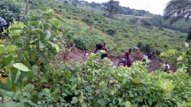 More Photos of Careless Residents Scooping Fuel from a Tanker That Bashed With Police Van in Akwa Ibom