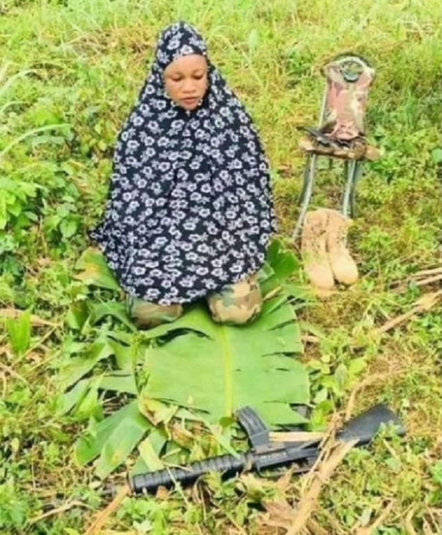 Viral Photo of Nigerian Female Soldier Praying With Her Rifle before Battlefield