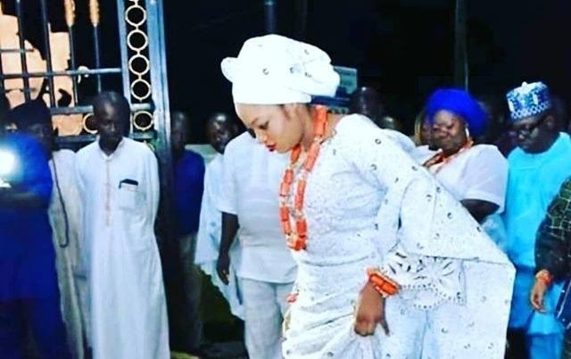 New Photo Of Ooni Of Ife's Wife, Prophetess Naomi, Crossing A Spill Of B L O O D While Performing Her Marriage Rites Floods The Internet