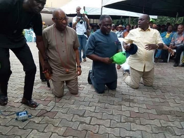 2019: More Photo of Patrick Obahiagbon Kneeling Down To Beg APC Delegates In Edo State