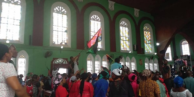 Angry IPOB members disrupt church service after priest asked them to pray for a peaceful 2019 election [photos]