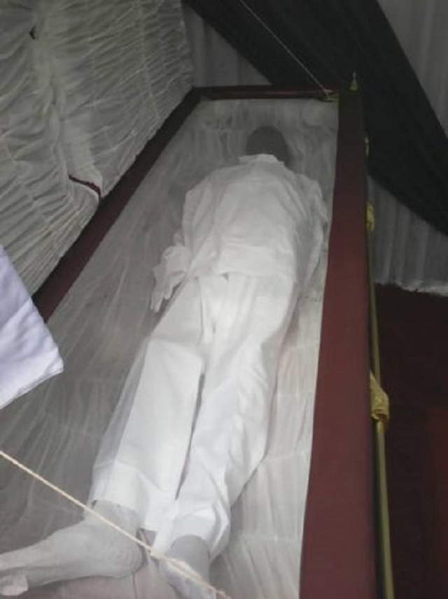 Man Buries Wood Instead Of His Brother in Anambra [Photos]