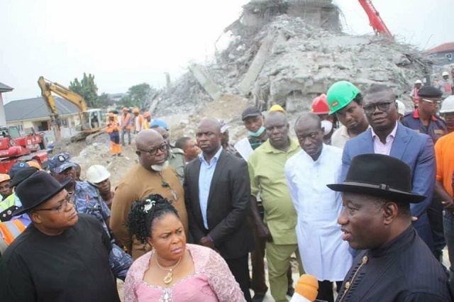 Yesterday evening November 30th, former president Goodluck Jonathan and his wife, Patience, paid a visit to the site of the 7-storey building that collapsed in New GRA. Port Harcourt in Rivers state on Friday November 23rd. After one week, over 100 persons are still said to be trapped in the rubble. Jonathan appealed to the rescue team to hasten their efforts at rescuing those still trapped in the building.  See more photos below: