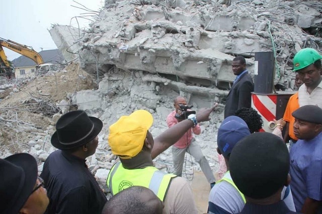 Yesterday evening November 30th, former president Goodluck Jonathan and his wife, Patience, paid a visit to the site of the 7-storey building that collapsed in New GRA. Port Harcourt in Rivers state on Friday November 23rd. After one week, over 100 persons are still said to be trapped in the rubble. Jonathan appealed to the rescue team to hasten their efforts at rescuing those still trapped in the building.  See more photos below: