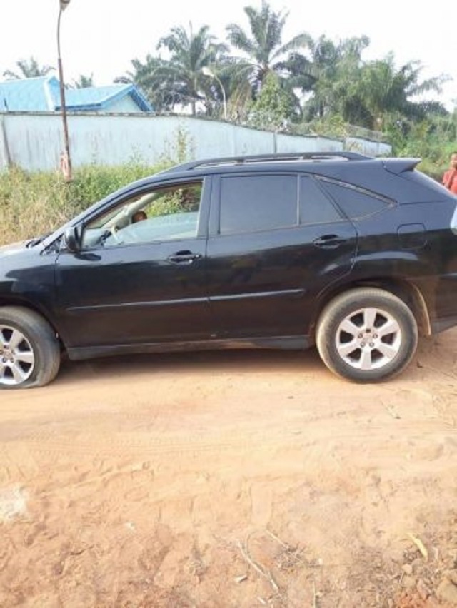 A Nigerian Man was killed by unknown gunmen few days after he returned home from Brazil, for the Christmas holiday. The deceased identified, Ndubuisi, has reportedly been in Brazil for a long time and decided to come back home to celebrate the 2018 Christmas in his village in Anambra State, It was gathered the Nigerian man was killed after returning home from Brazil, over an alleged drug deal gone wrong. The deceased was also accused of duping people from the drug deals they make. Though his corpse has been deposited in an undisclosed mortuary, his murder was said not to be a case of robbery as his SUV was abandoned by the unknown assailants. Here are photos below;